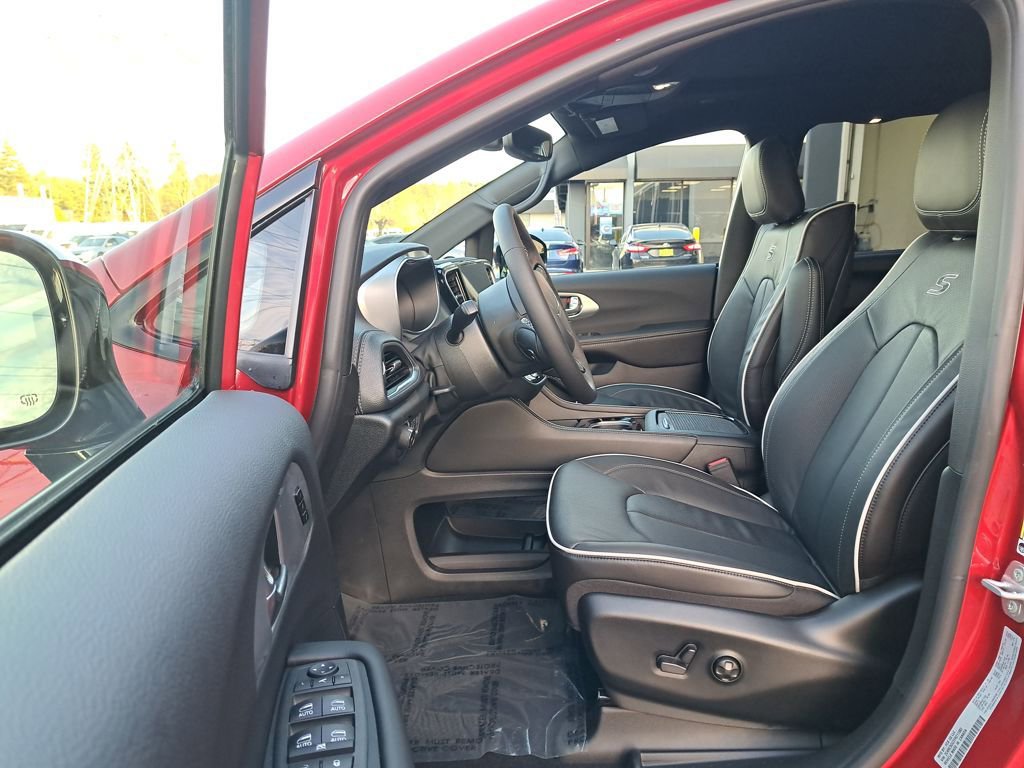 New 2026 Chrysler Pacifica Limited w/ Uconnect Theater Family Group AWD/4WD image 11