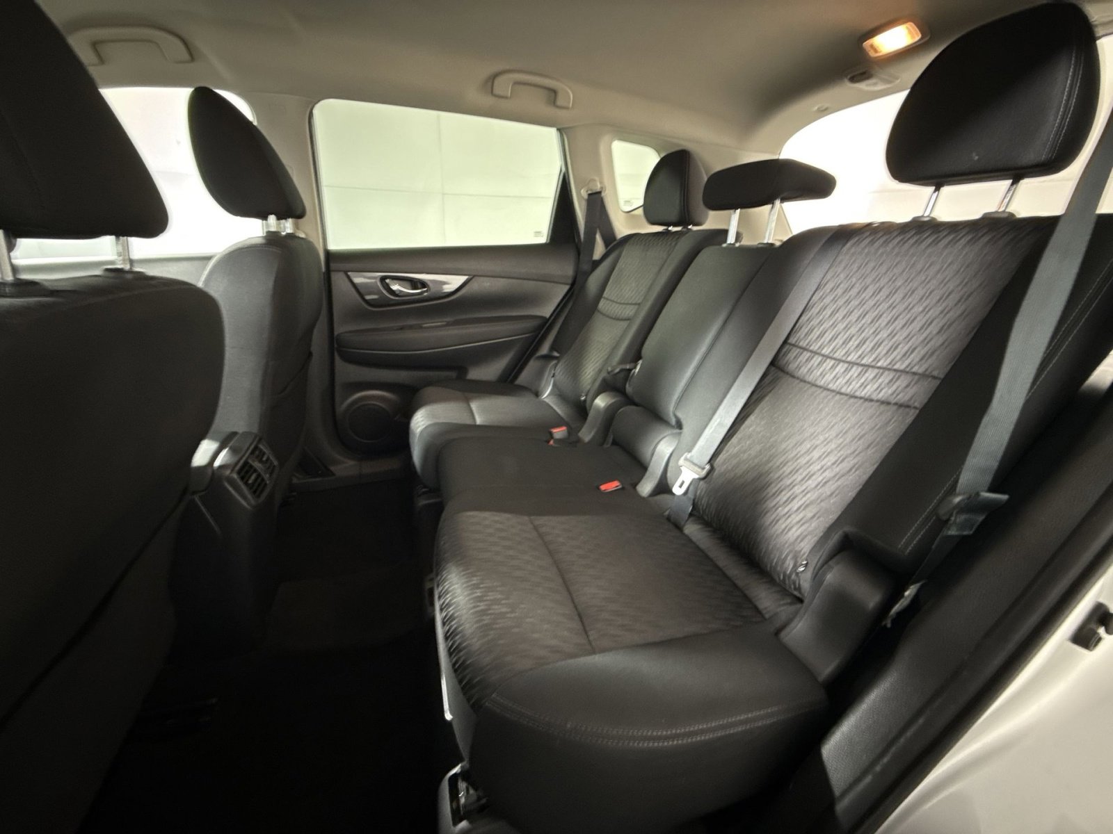 Used 2018 Nissan Rogue SV image 23