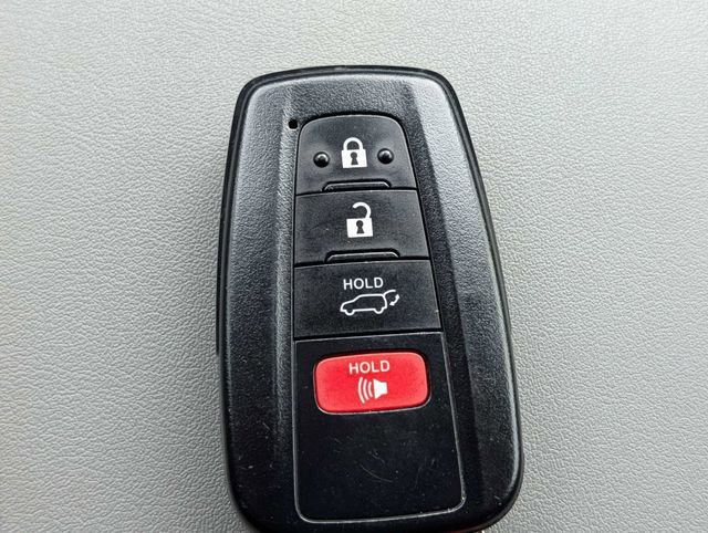 Used 2023 Toyota Highlander Limited FWD image 30