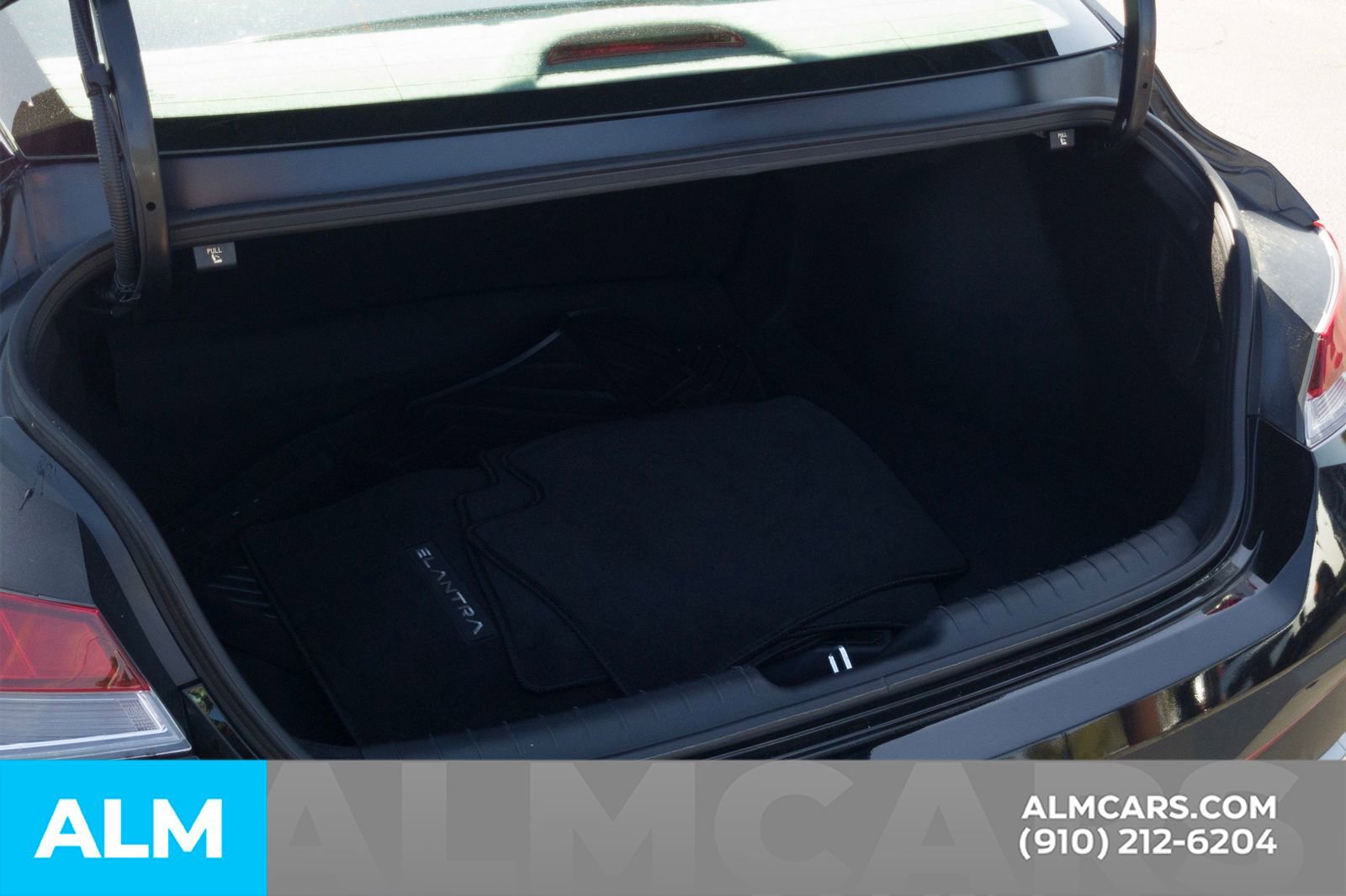 Used 2025 Hyundai Elantra SE image 9