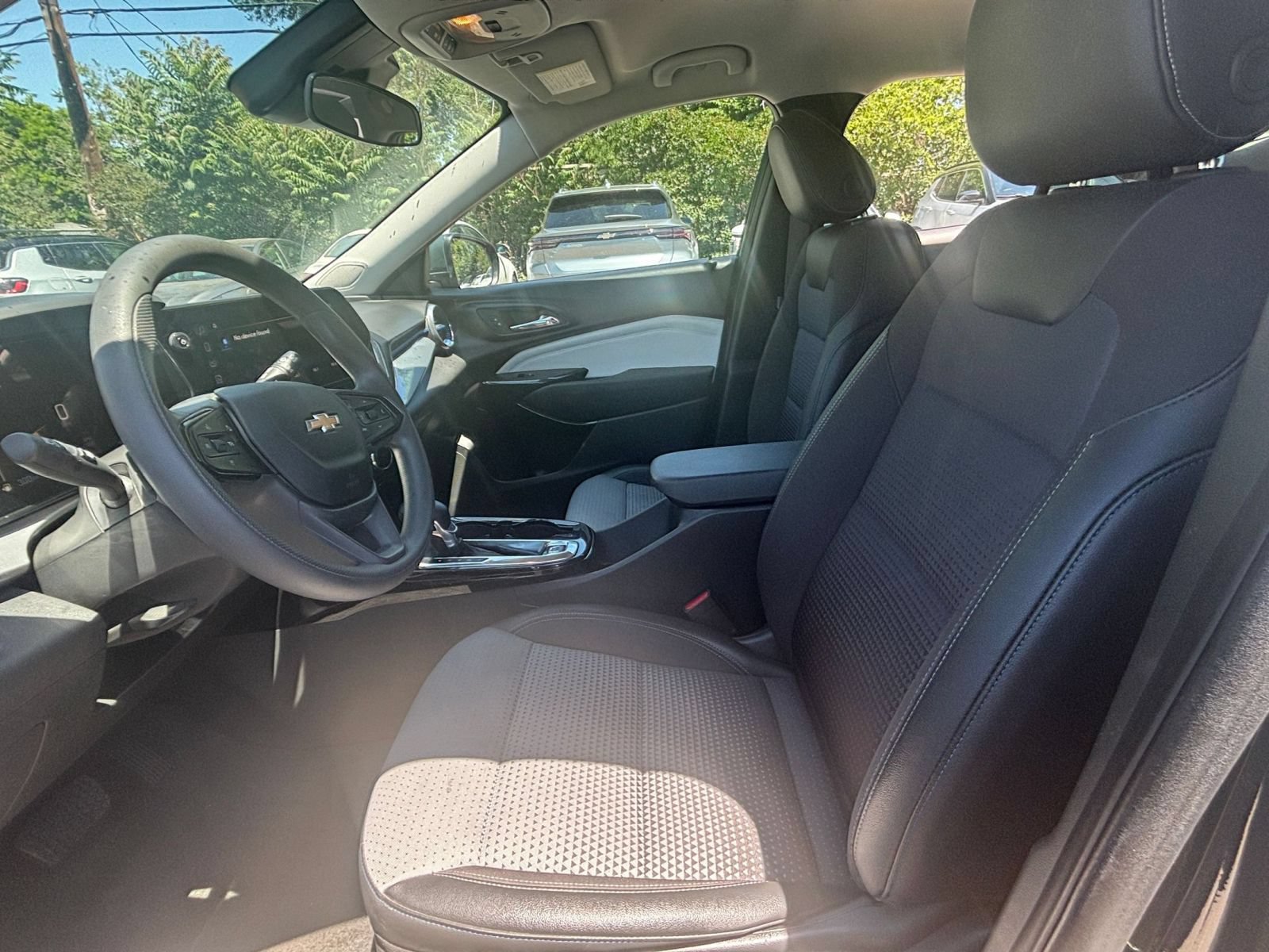 Used 2025 Chevrolet Trax LT FWD image 23
