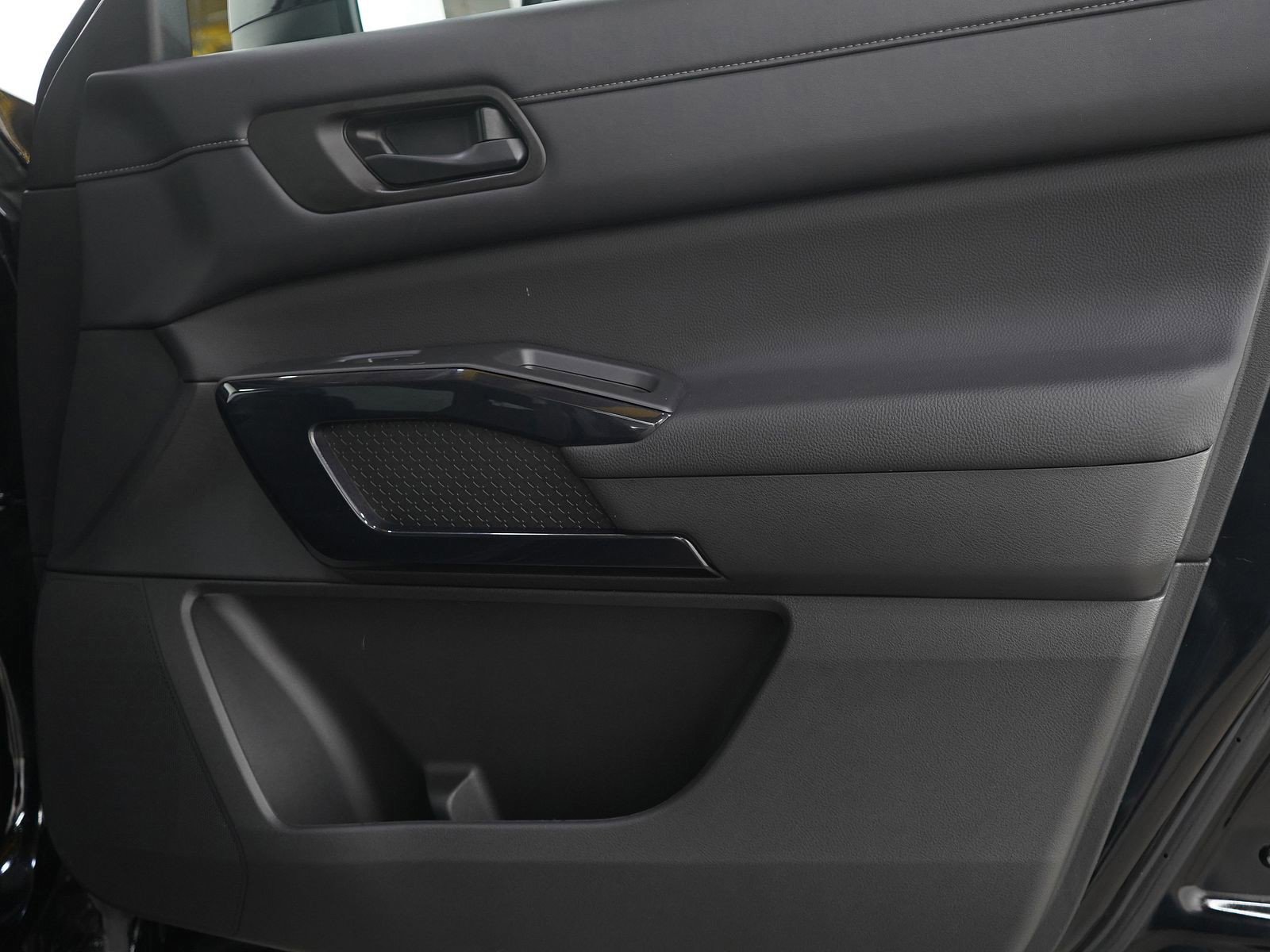 Used 2024 Nissan Pathfinder S image 9