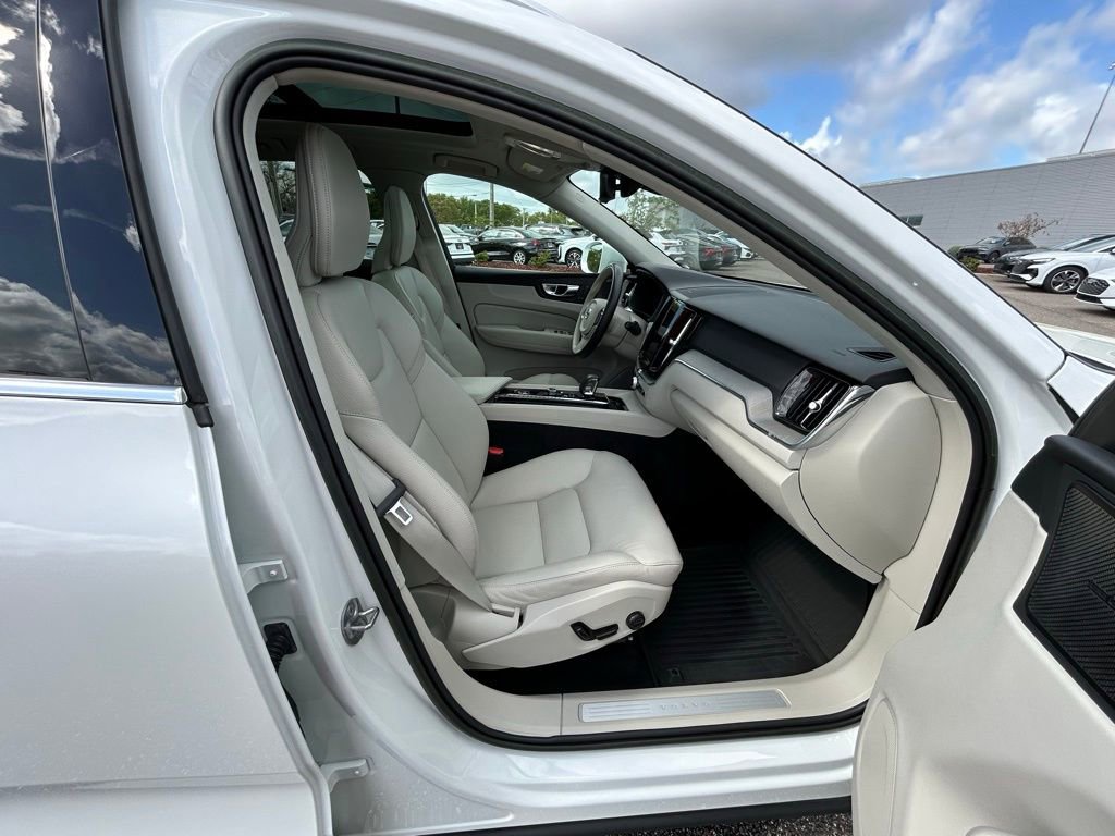 Used 2023 Volvo XC60 B5 Plus image 41