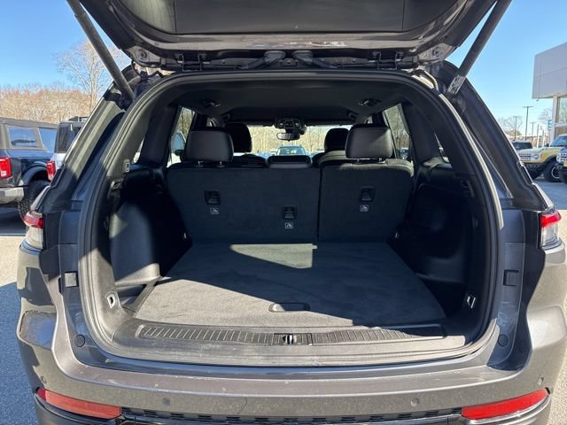 Used 2023 Jeep Grand Cherokee Altitude AWD/4WD image 6