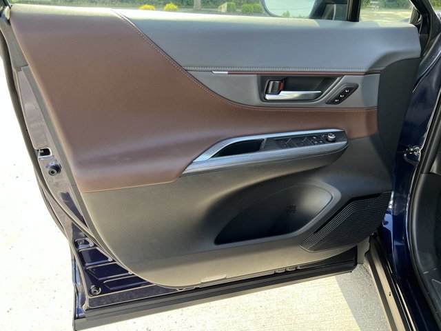 Used 2022 Toyota Venza XLE AWD/4WD image 23