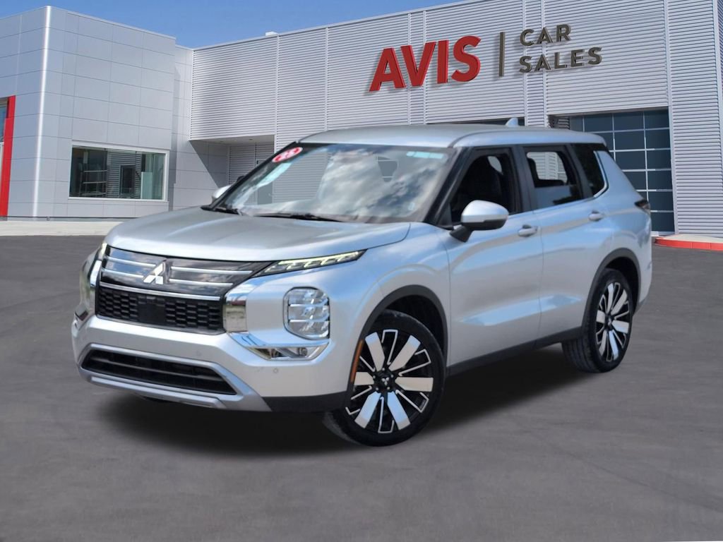Used 2025 Mitsubishi Outlander SE