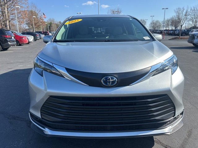 Used 2025 Toyota Sienna LE image 2