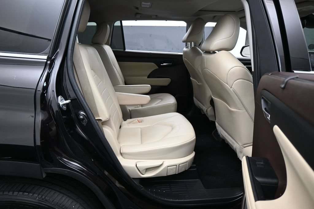 Used 2022 Toyota Highlander XLE FWD image 38