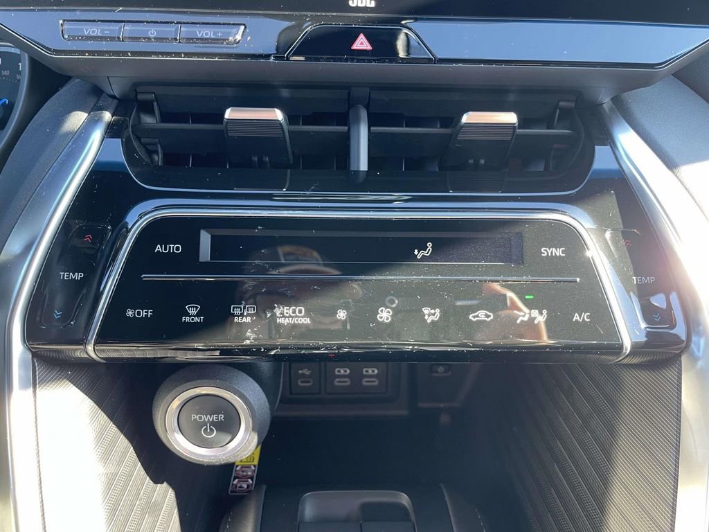 Used 2023 Toyota Venza XLE image 28