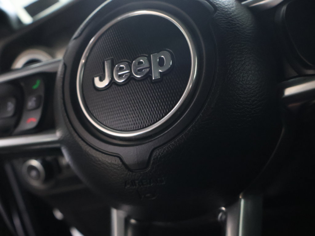 Used 2018 Jeep Wrangler Unlimited Sahara w/ Dual Top Group AWD/4WD image 21