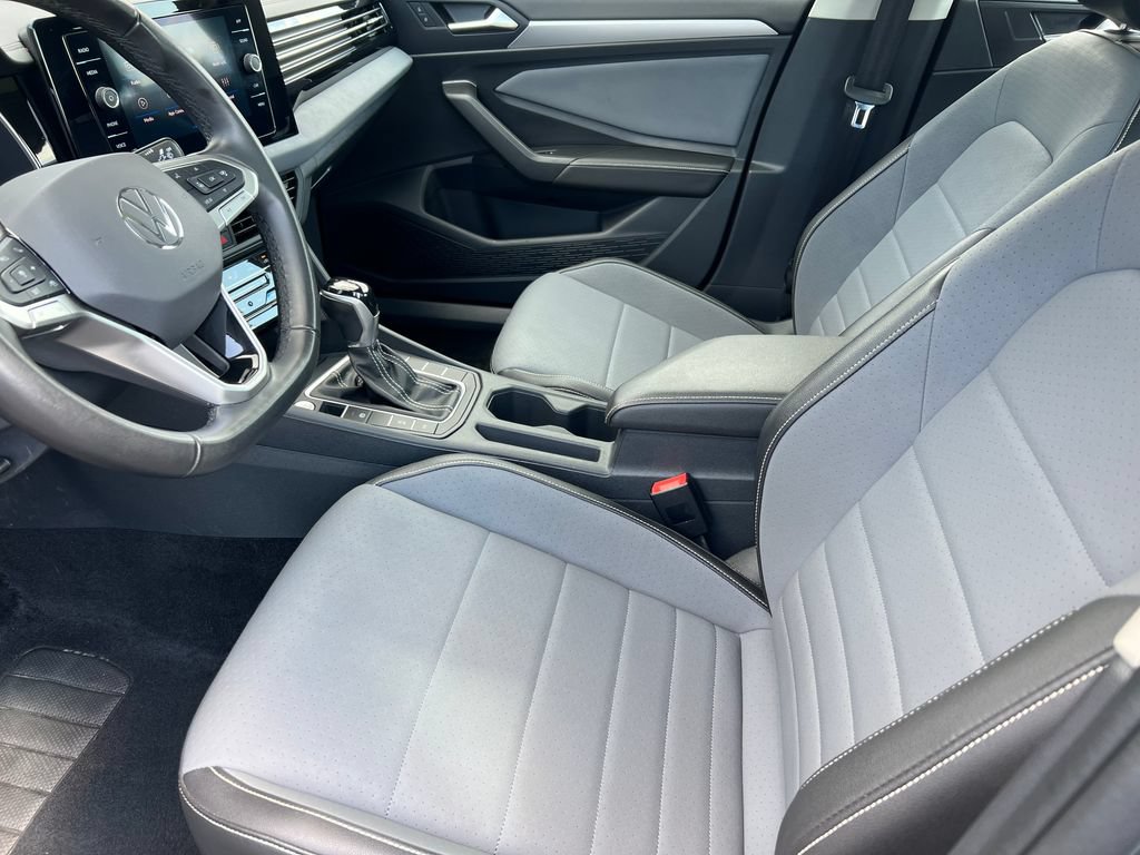 Used 2025 Volkswagen Jetta SE FWD image 10
