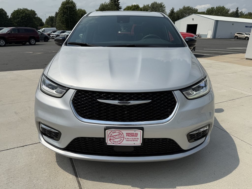 Used 2026 Chrysler Pacifica Limited FWD image 3