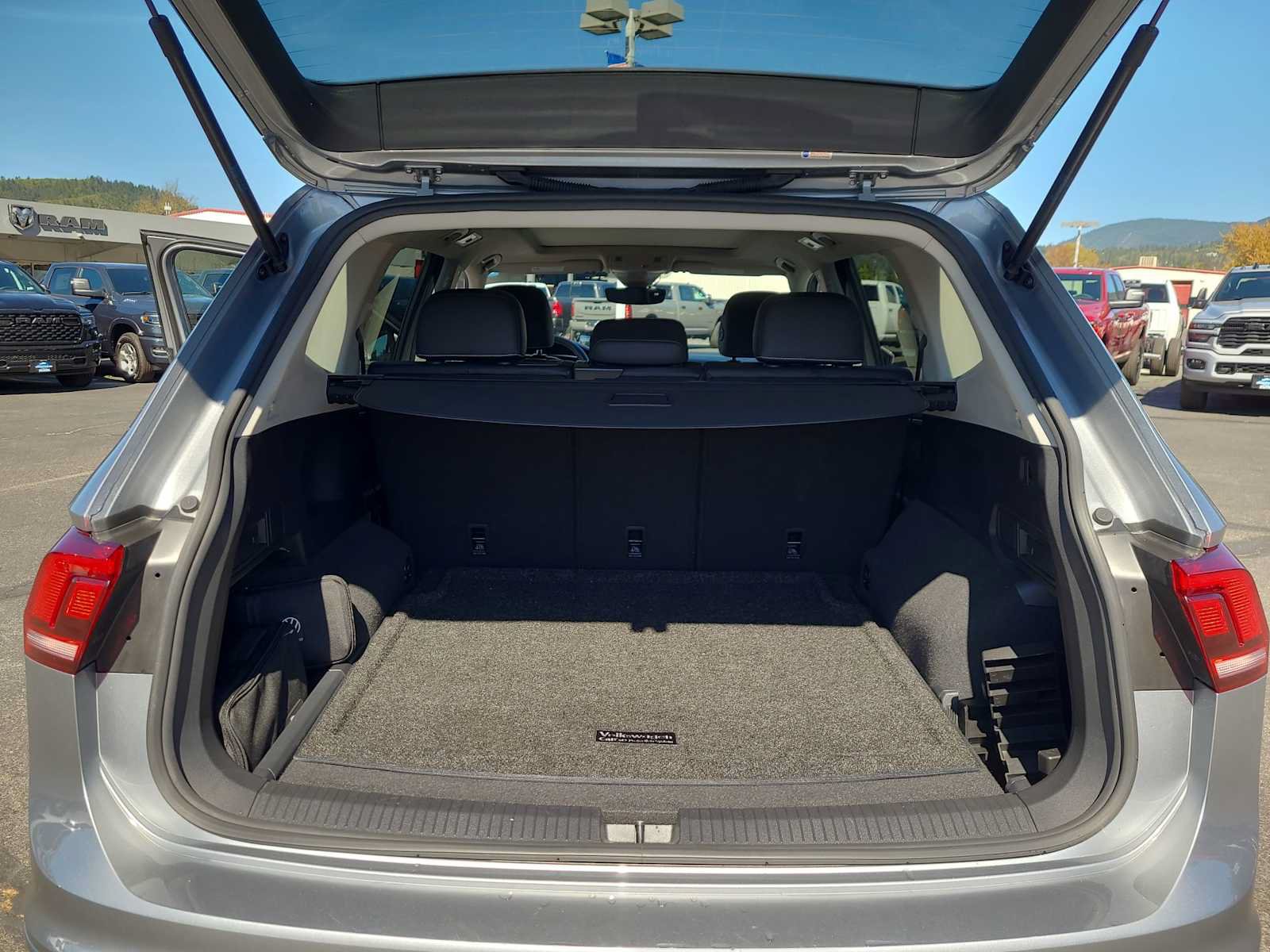 Used 2022 Volkswagen Tiguan SE AWD/4WD image 27