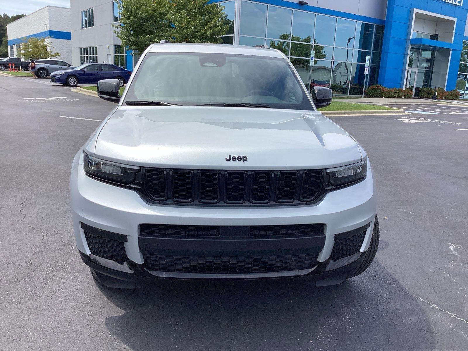 Used 2024 Jeep Grand Cherokee L Laredo image 4