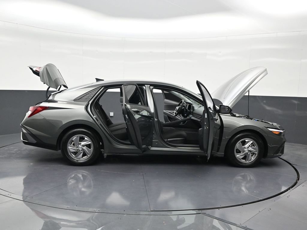 Used 2025 Hyundai Elantra SE image 32