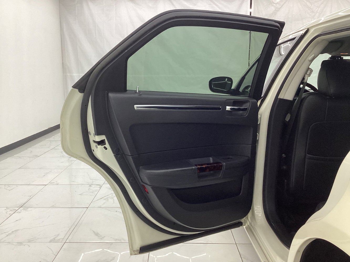 Used 2009 Chrysler 300 C image 23