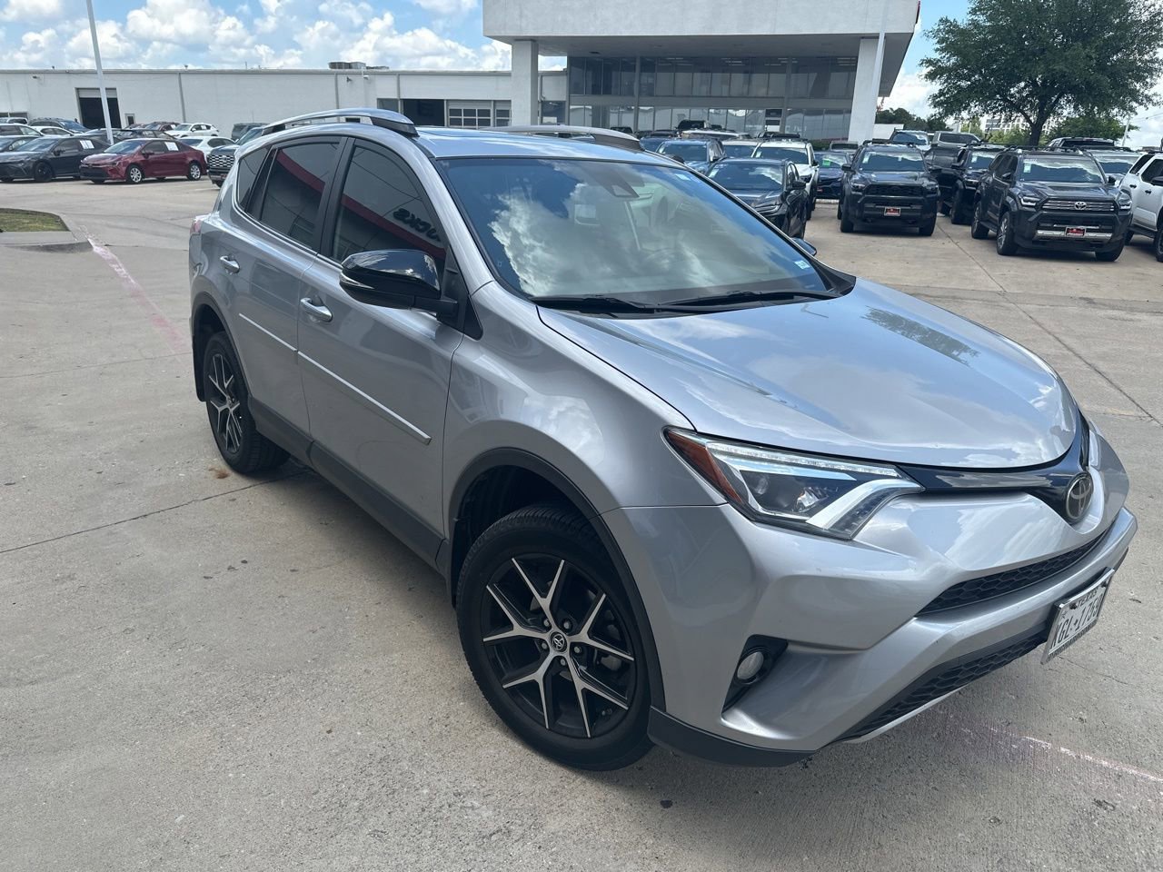 Used 2018 Toyota RAV4 SE w/ Power Extra Value Package FWD image 2