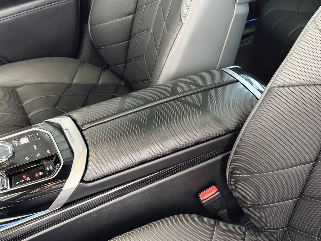 Used 2024 BMW 760i xDrive w/ Executive Package image 25