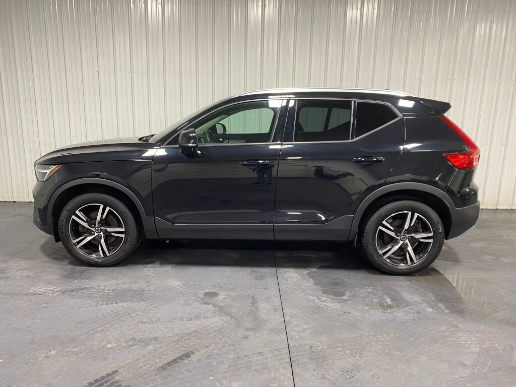 Used 2023 Volvo XC40 B5 Core image 4