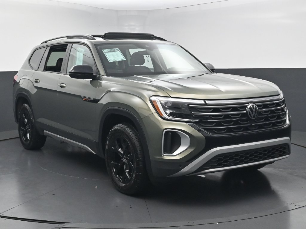 Used 2025 Volkswagen Atlas Peak Edition SE AWD/4WD image 3