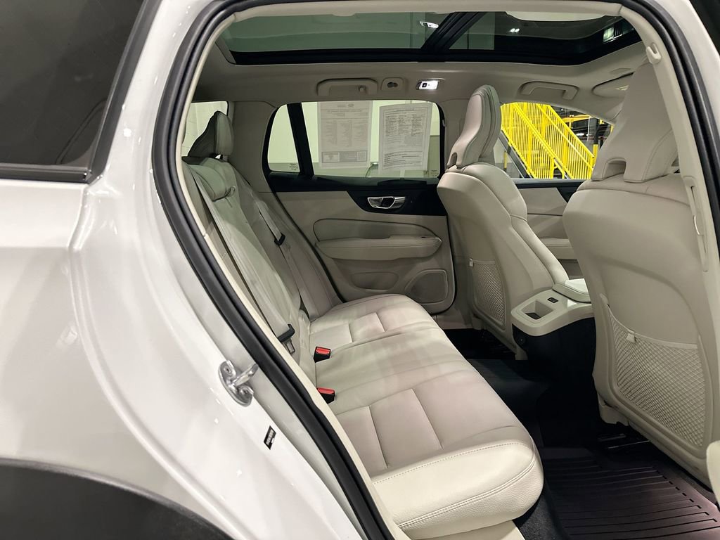 Used 2022 Volvo V60 T5 Cross Country image 7