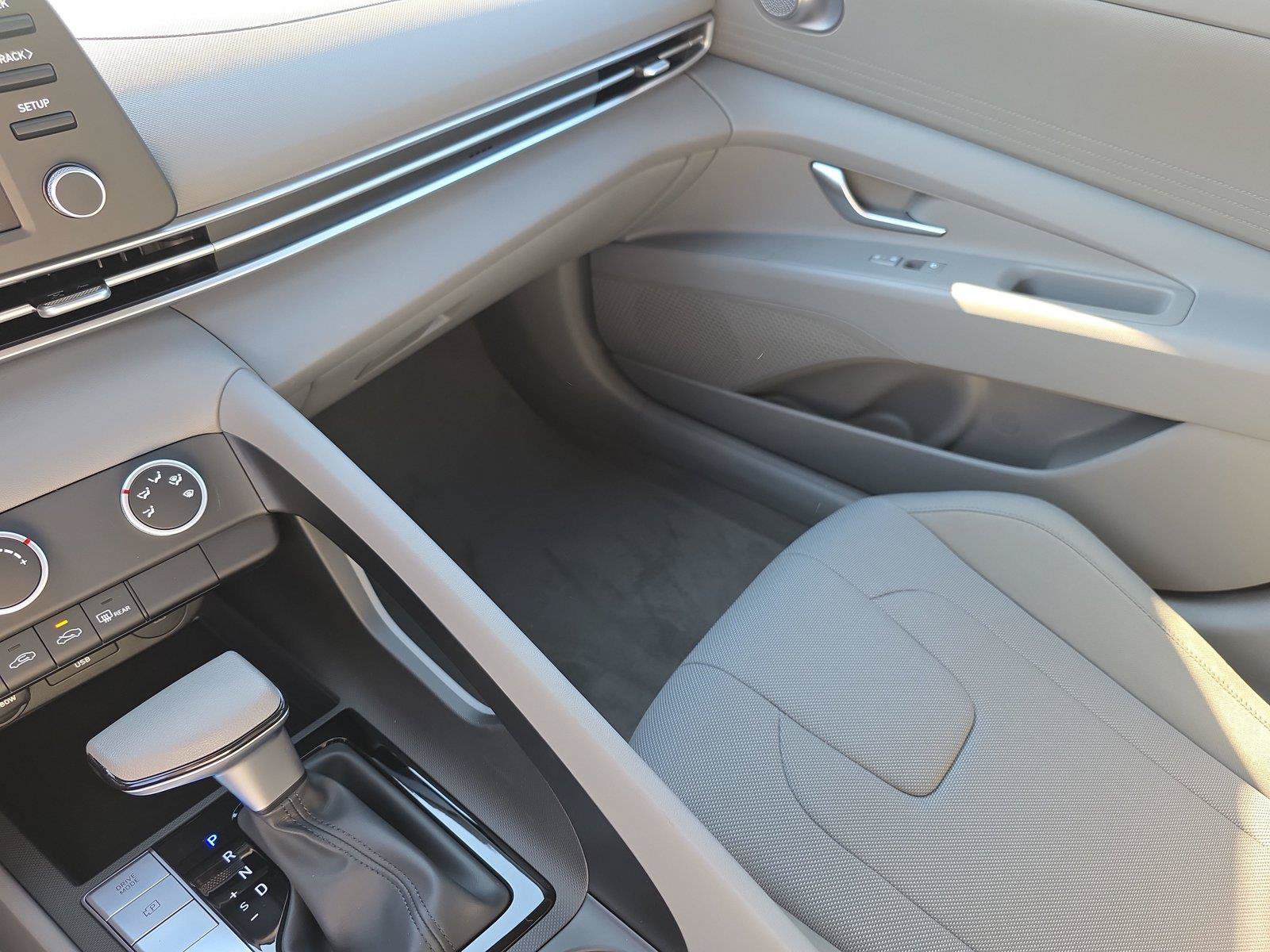 New 2026 Hyundai Elantra SE FWD image 21