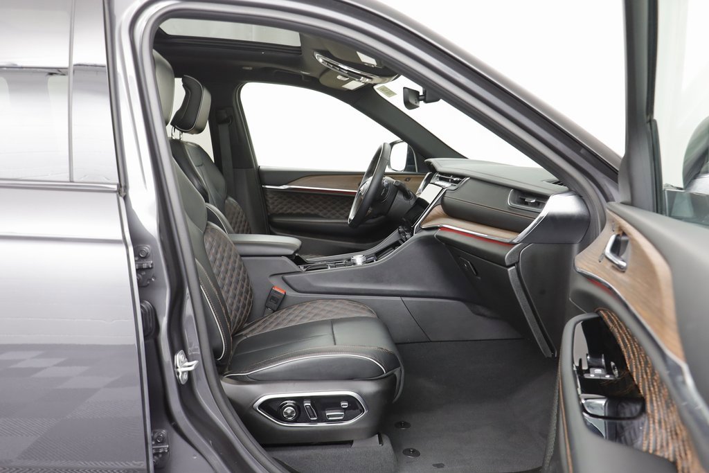 Used 2025 Jeep Grand Cherokee Summit image 19