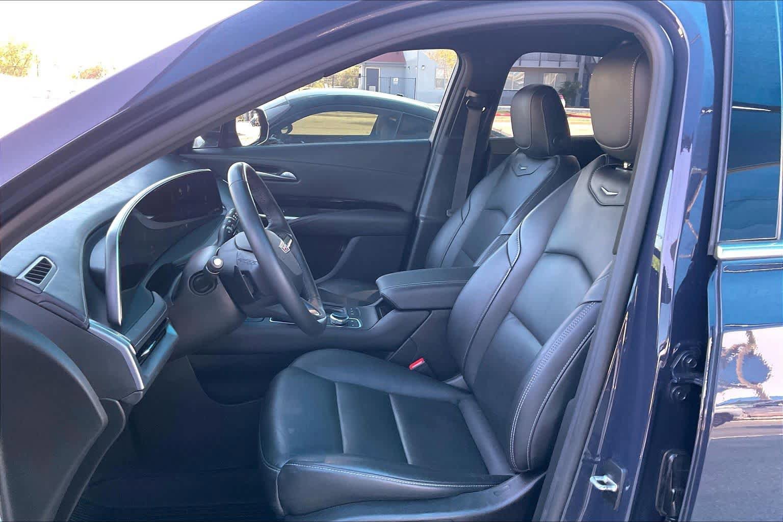 Used 2024 Cadillac XT4 Luxury w/ Cold Weather Package image 9