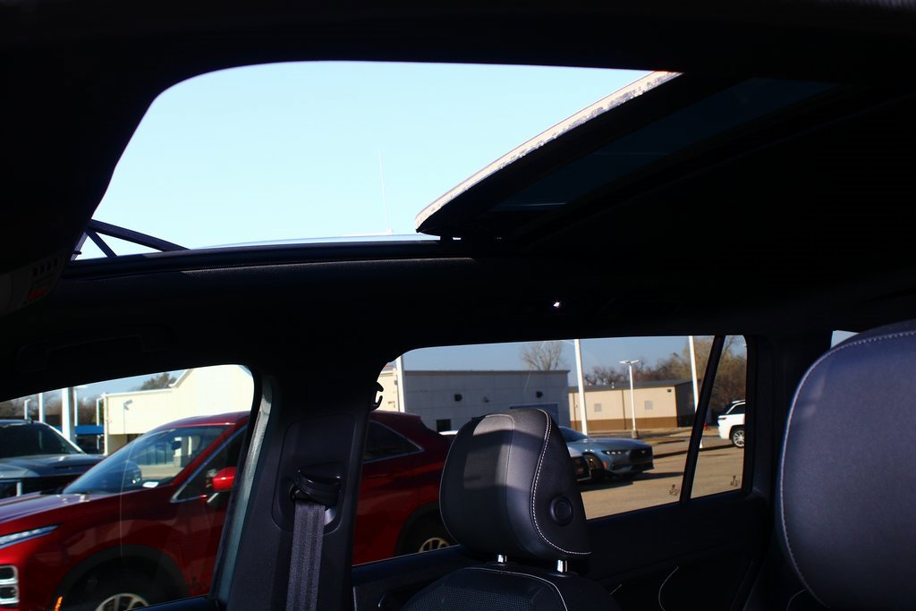 Used 2023 Volkswagen Tiguan SEL R-Line image 3