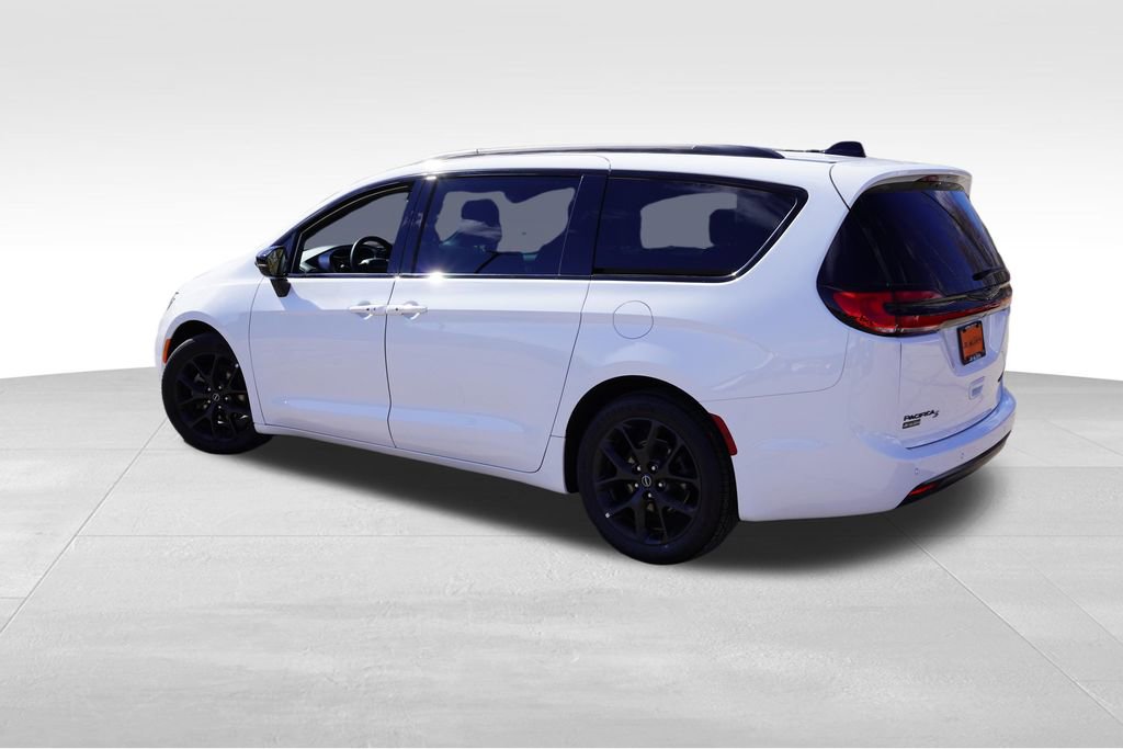Used 2025 Chrysler Pacifica Limited image 8