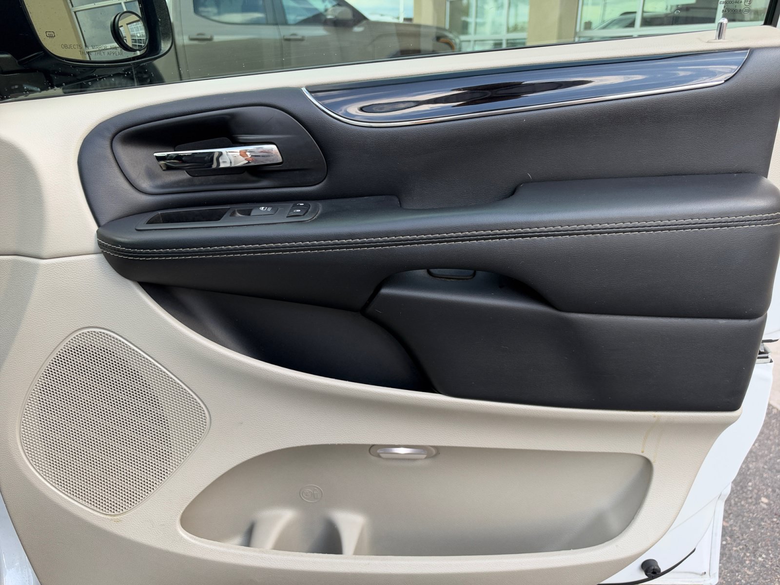 Used 2019 Dodge Grand Caravan SXT w/ Driver Convenience Group FWD image 16