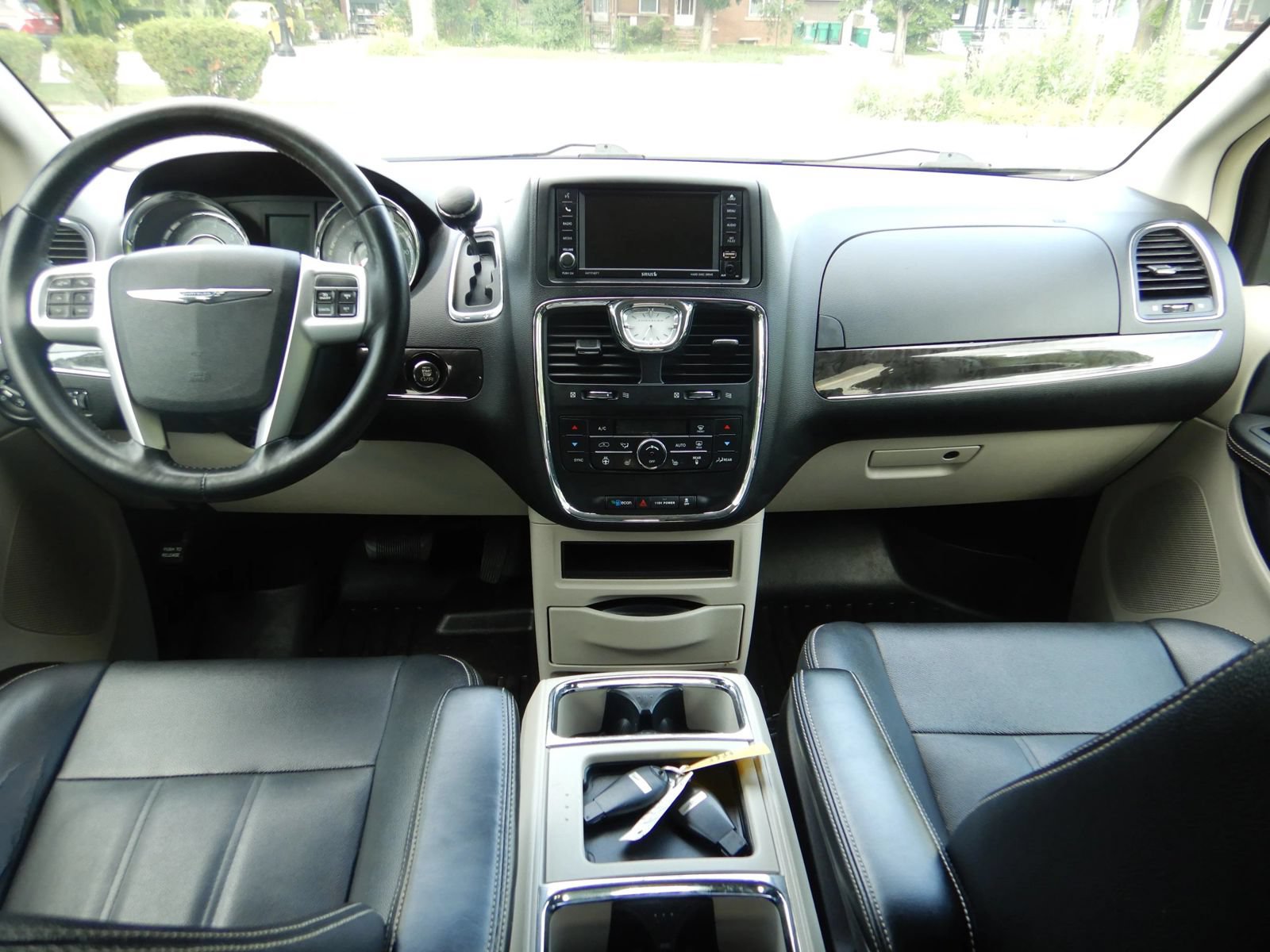 Used 2016 Chrysler Town & Country Touring w/ Driver Convenience Group FWD image 17
