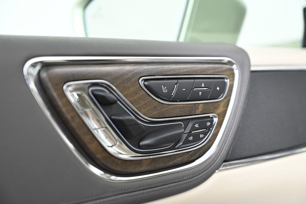 Used 2017 Lincoln Continental Reserve w/ Technology Package FWD image 23