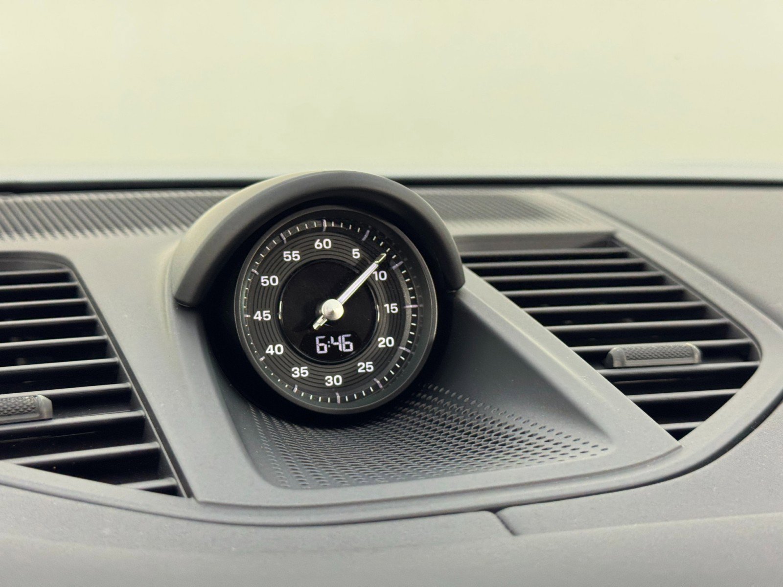 Used 2024 Porsche Panamera 4 w/ Premium Package image 24