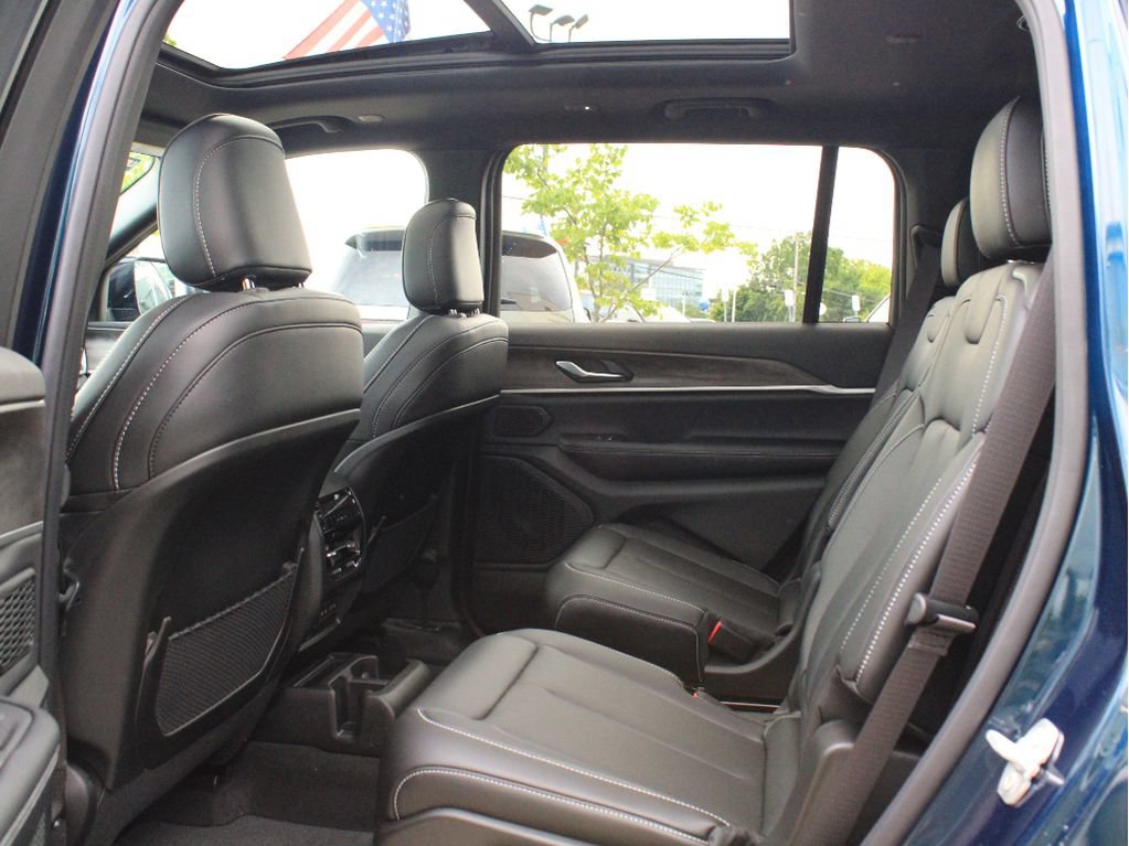 New 2026 Jeep Grand Cherokee L Limited w/ Limited Altitude Package AWD/4WD image 32