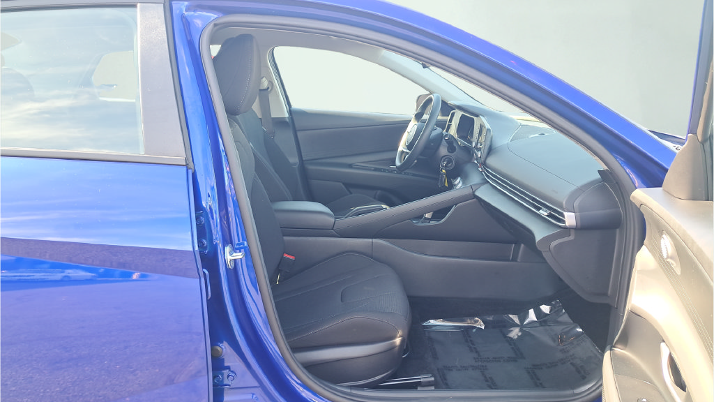 Used 2026 Hyundai Elantra SE FWD image 28
