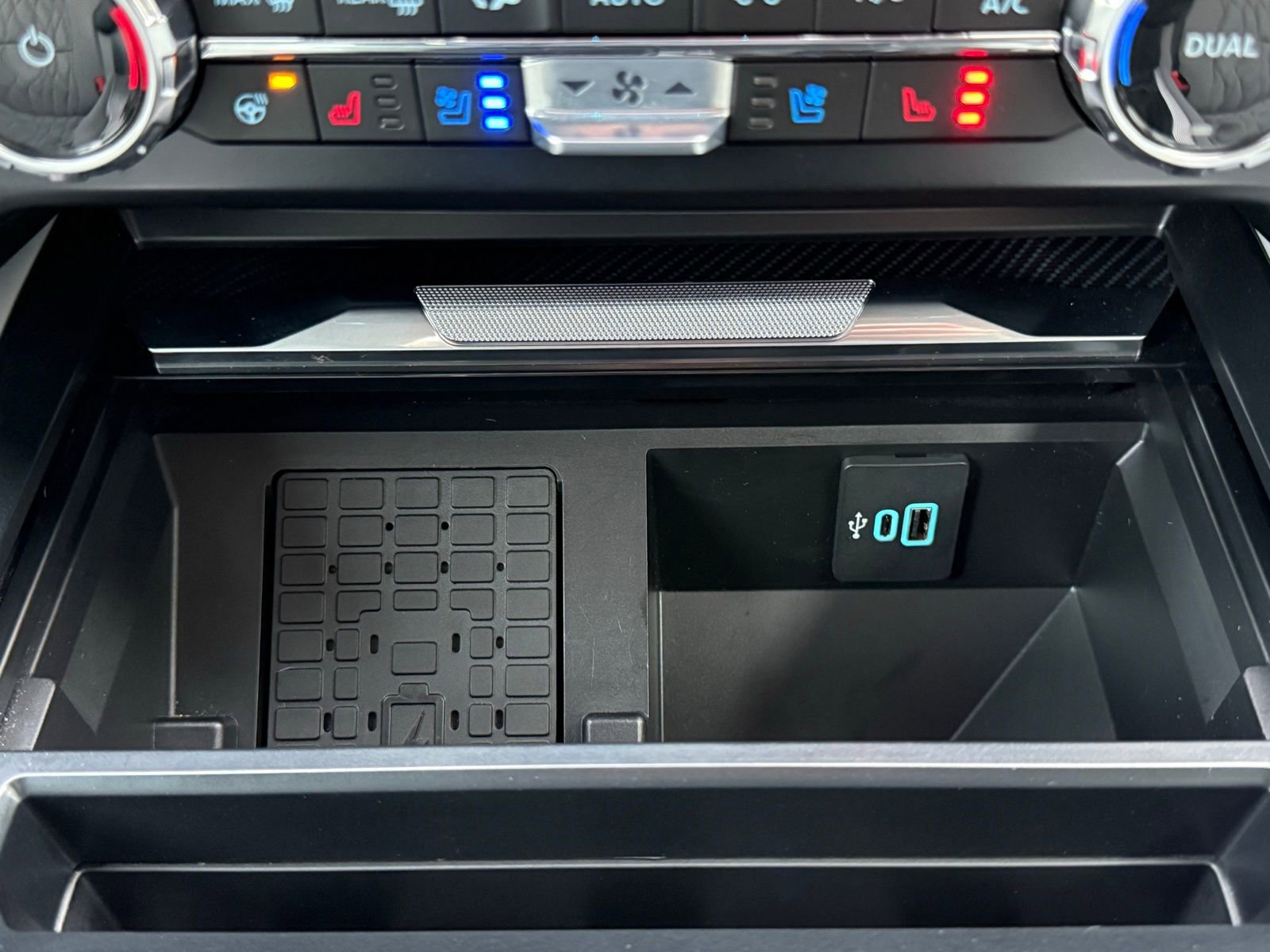 Used 2023 Ford F450 Limited w/ FX4 Off-Road Package image 29