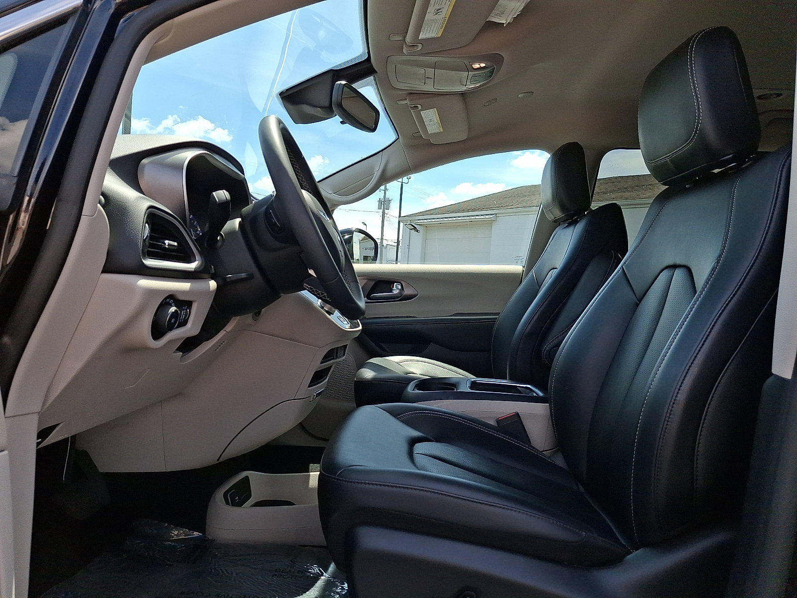Used 2024 Chrysler Pacifica Touring-L FWD image 12