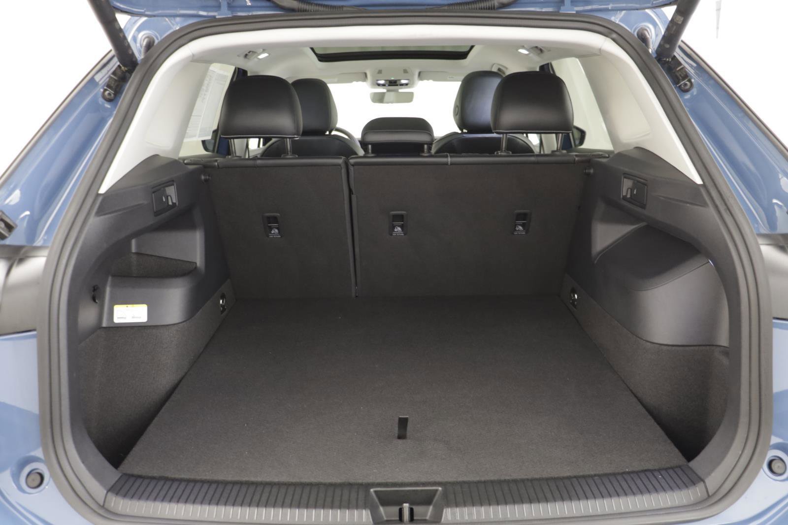 Used 2025 Volkswagen Tiguan SE w/ Panoramic Sunroof Package image 17