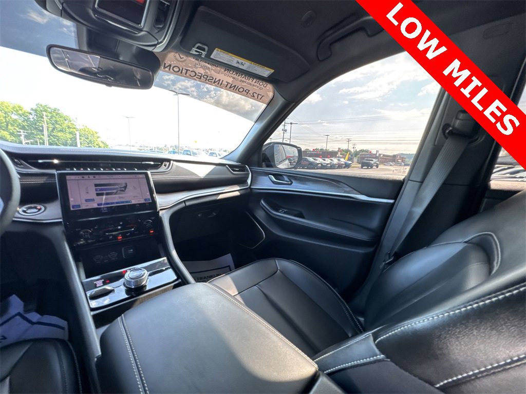 Used 2024 Jeep Grand Cherokee Limited w/ Black Appearance Package image 11