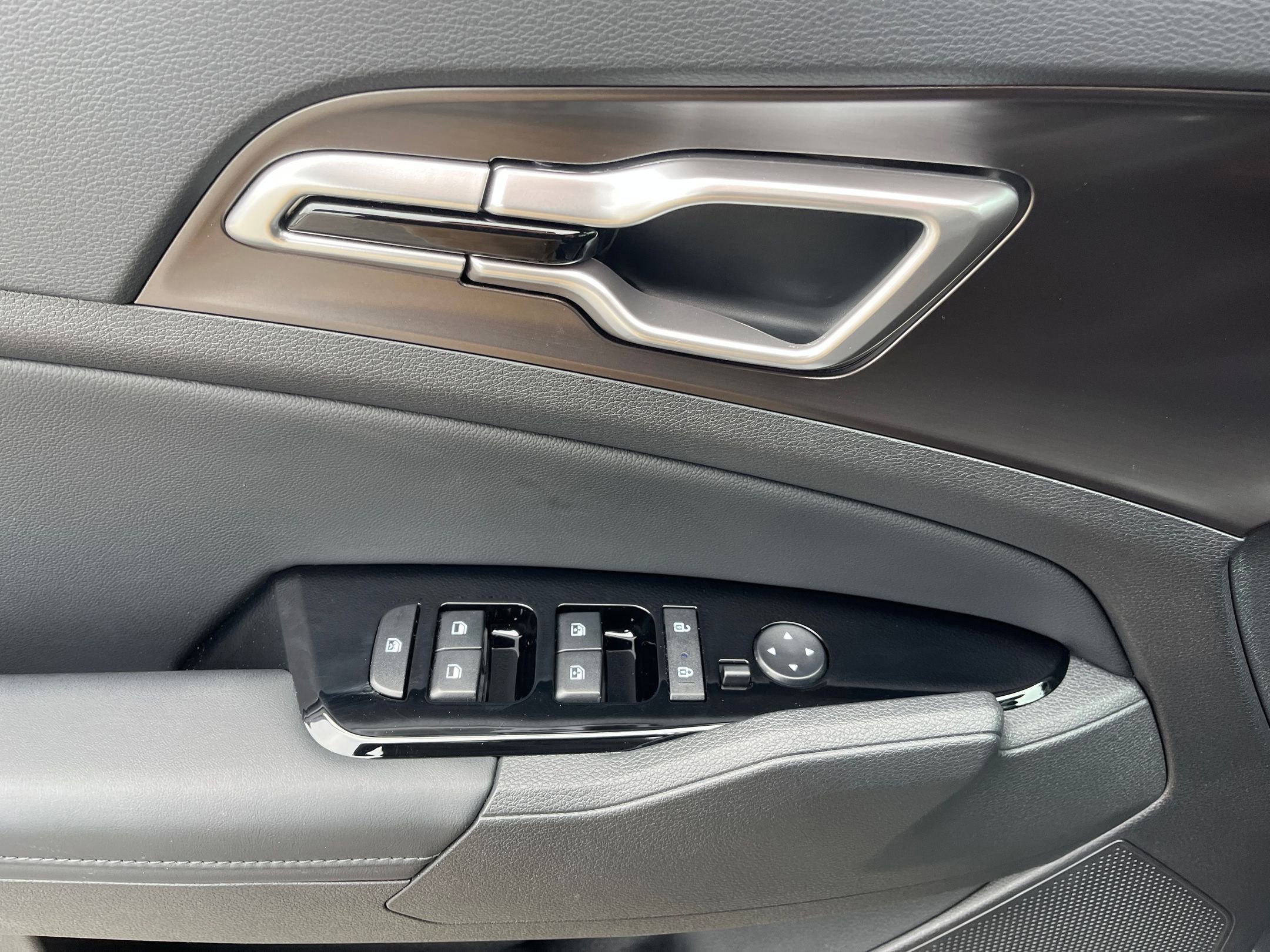 Used 2025 Kia Sportage EX image 16