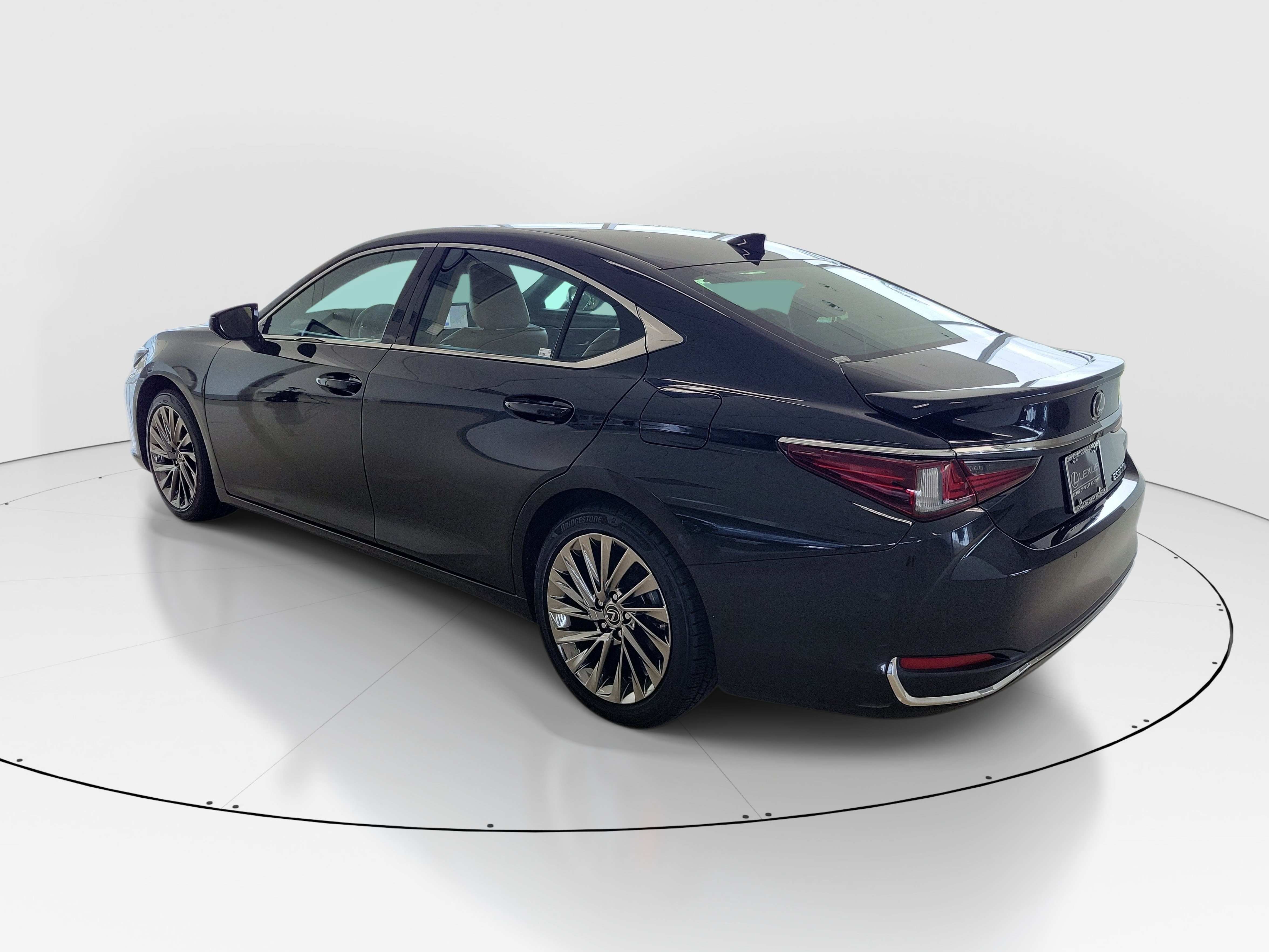 Used 2024 Lexus ES 300h w/ Technology Package FWD image 5