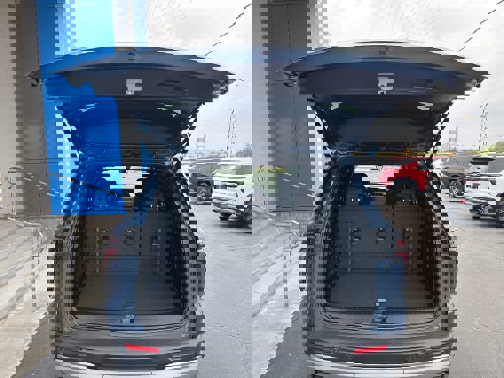 New 2026 Chevrolet Traverse LT w/ Sun and Wheel Package FWD image 7