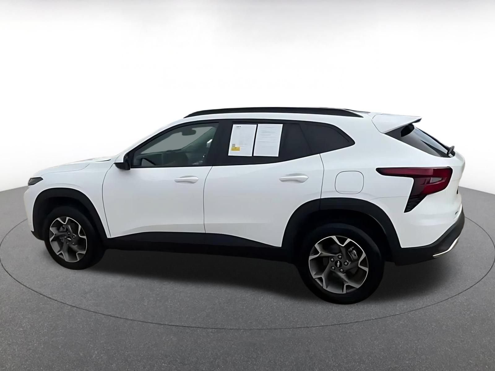 Used 2025 Chevrolet Trax LT FWD image 7