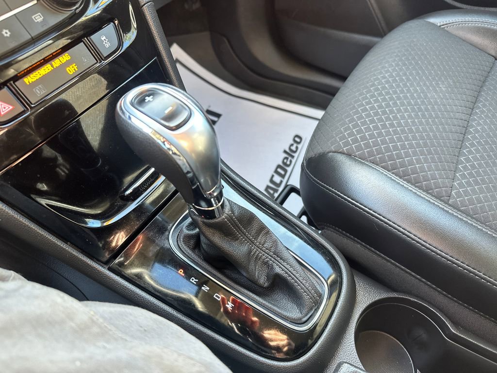 Used 2021 Buick Encore Preferred AWD/4WD image 19