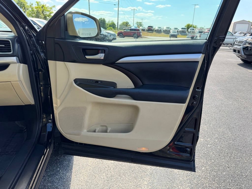 Used 2018 Toyota Highlander XLE AWD/4WD image 27
