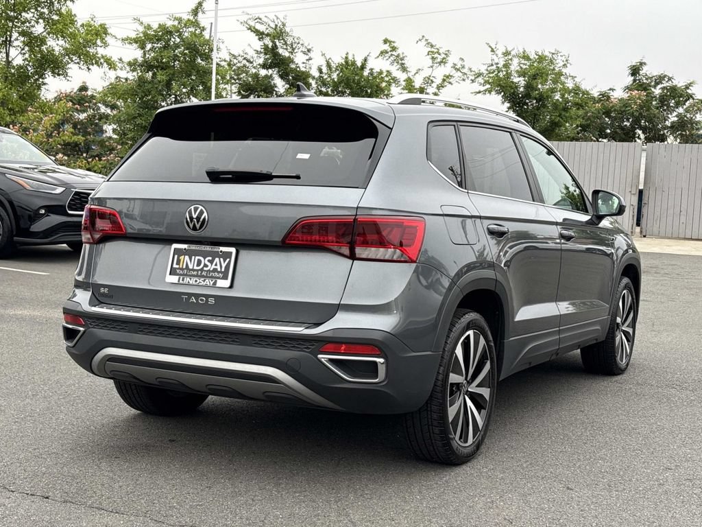 Used 2023 Volkswagen Taos SE w/ Panoramic Sunroof Package FWD image 3