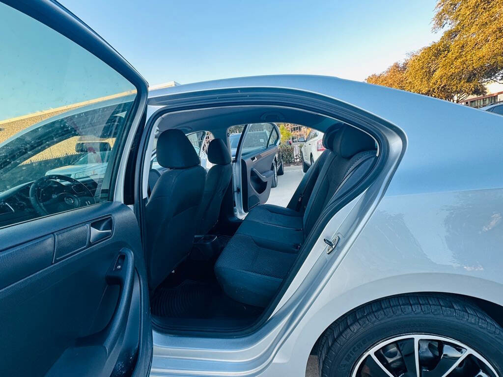 Used 2011 Volkswagen Jetta Base 4dr Sedan 6A image 18