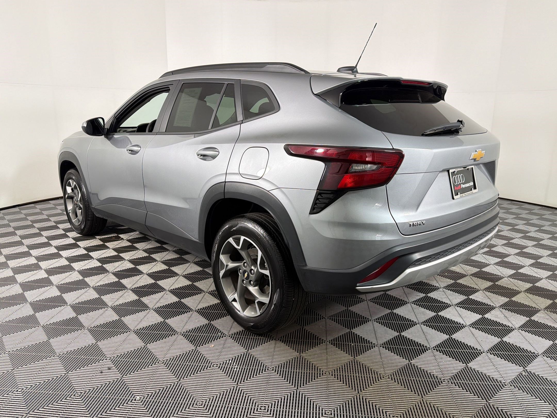 Used 2025 Chevrolet Trax LT FWD image 3