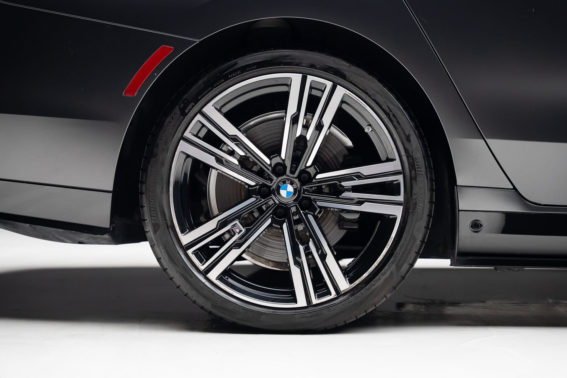 Used 2023 BMW i7 xDrive60 AWD/4WD image 36
